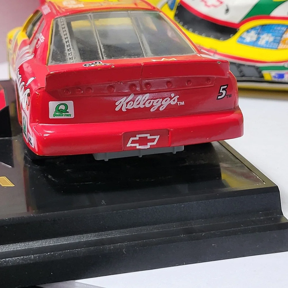 Terry Labonte 1996 Kellogg's 5 Diecast 1:24 Car and Duffle Bag Racing Champions